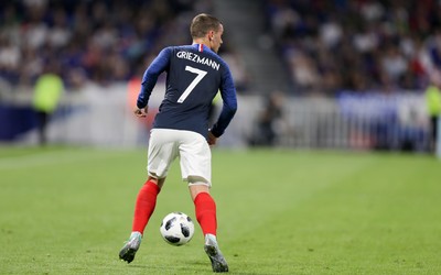 欧亿电竞动态-利物浦女足雨战滑倒送礼